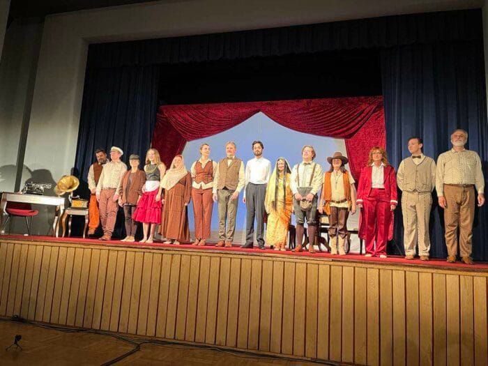 mlada scena cesta kolem sveta