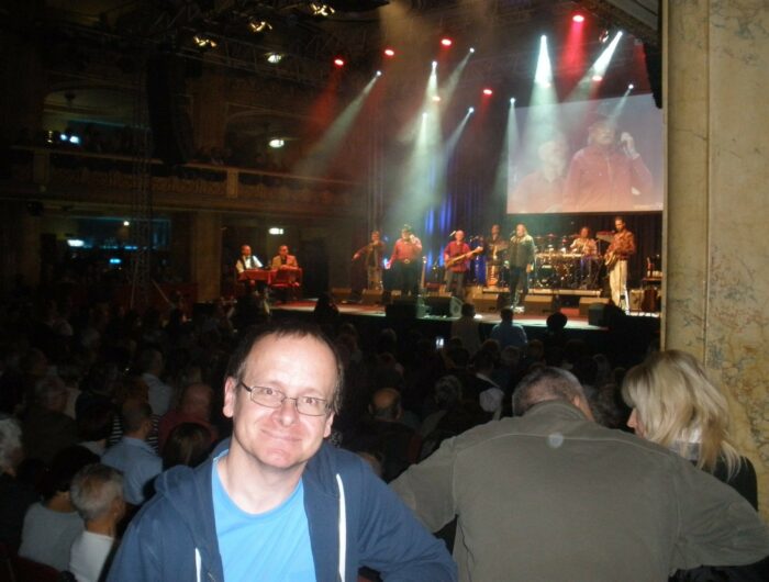 Tomáš Choura na koncertě kapely Fešáci v Lucerně roku 2017. Koncert k 50 letům kapely.